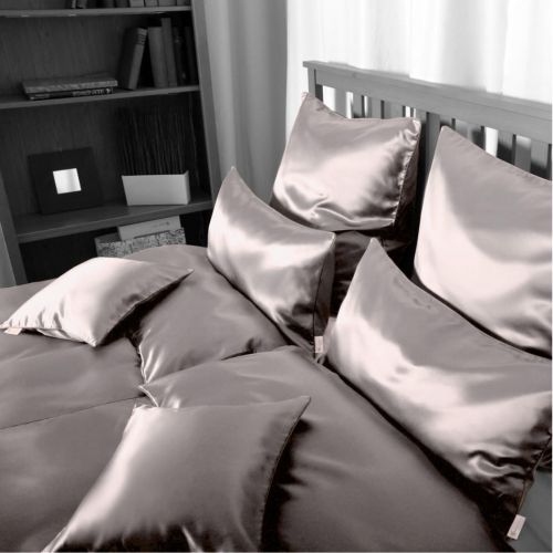 Plauener Seidenweberei, Bettwäsche aus 100% Seide, Design 'Helios cerise red'