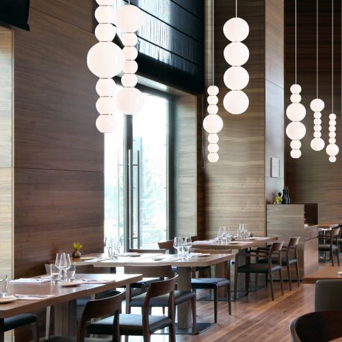 Formagenda, Pendelleuchte, Modell Pearls Double, Beschläge chrom oder Gold, Kabel schwarz oder weiß, 8 Versionen