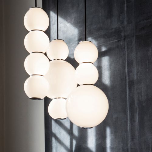 Formagenda, Pendelleuchte, Modell Pearls, Beschläge chrom oder Gold, Kabel schwarz oder weiß, 5 Versionen