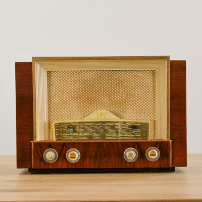 Charlestine, Radio Modell 'Philips BF406A 1950', restauriert und modernisiert