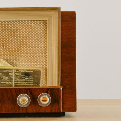 Charlestine, Radio Modell 'Philips BF406A 1950', restauriert und modernisiert